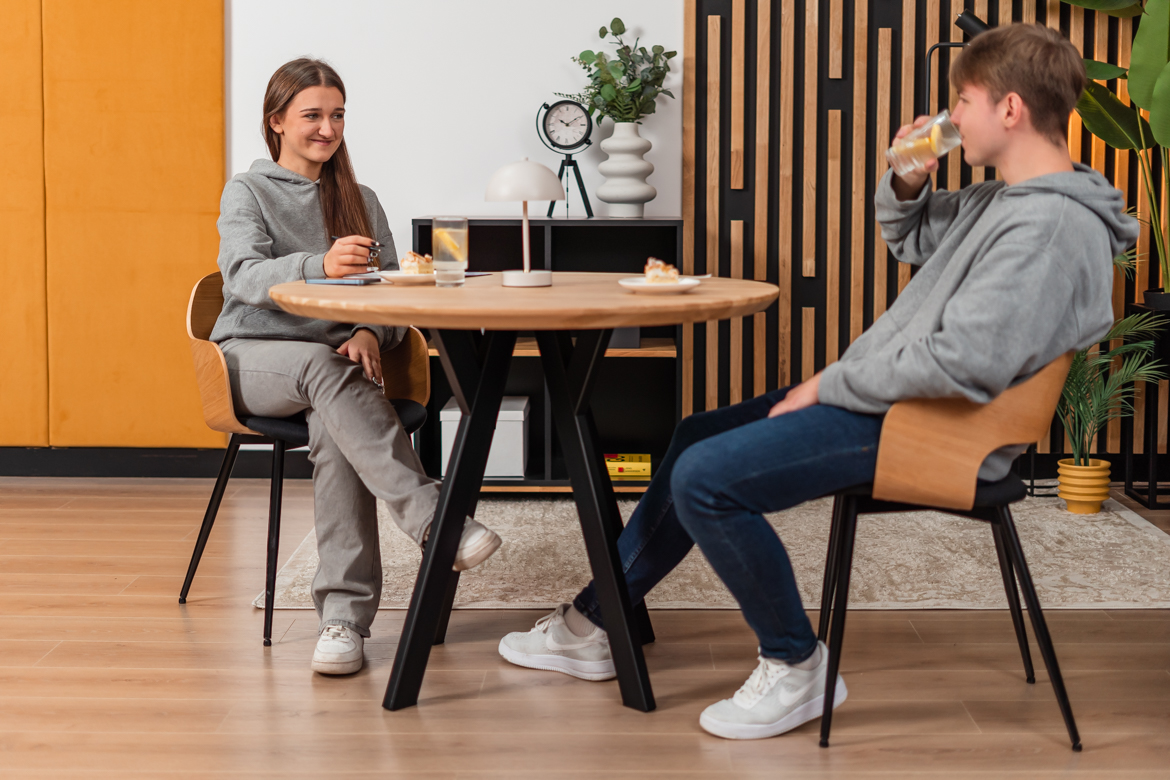 Runder Tisch aus Eiche in Naturfarbe