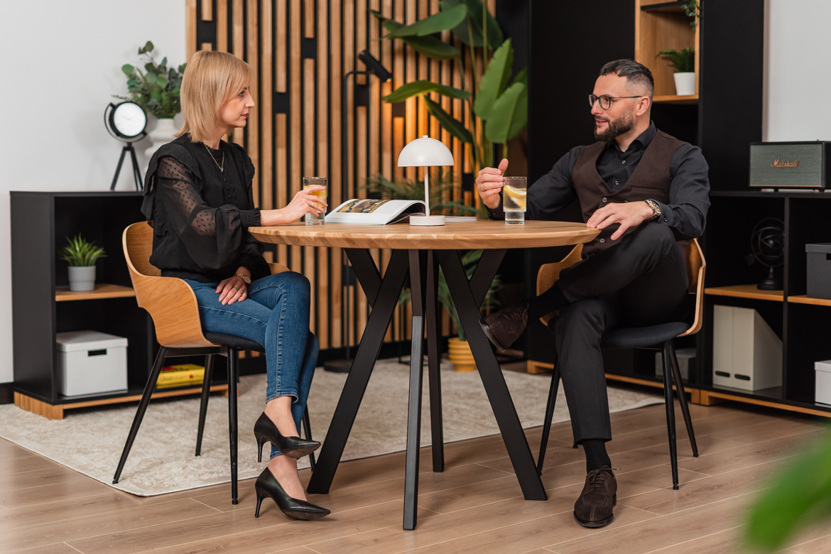 Runder Tisch aus Eiche in Naturfarbe