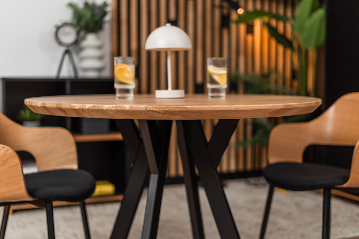Runder Tisch aus Eiche in Naturfarbe