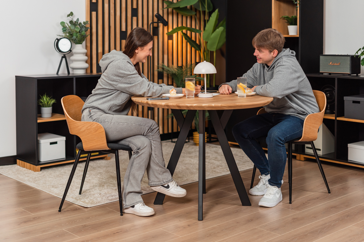 Runder Tisch aus Eiche in Naturfarbe