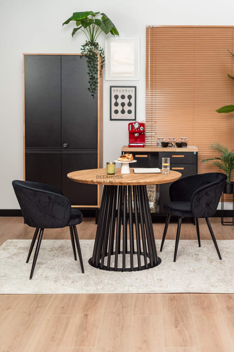 Runder Tisch mit durchbrochenem Metallgestell und Holzplatte