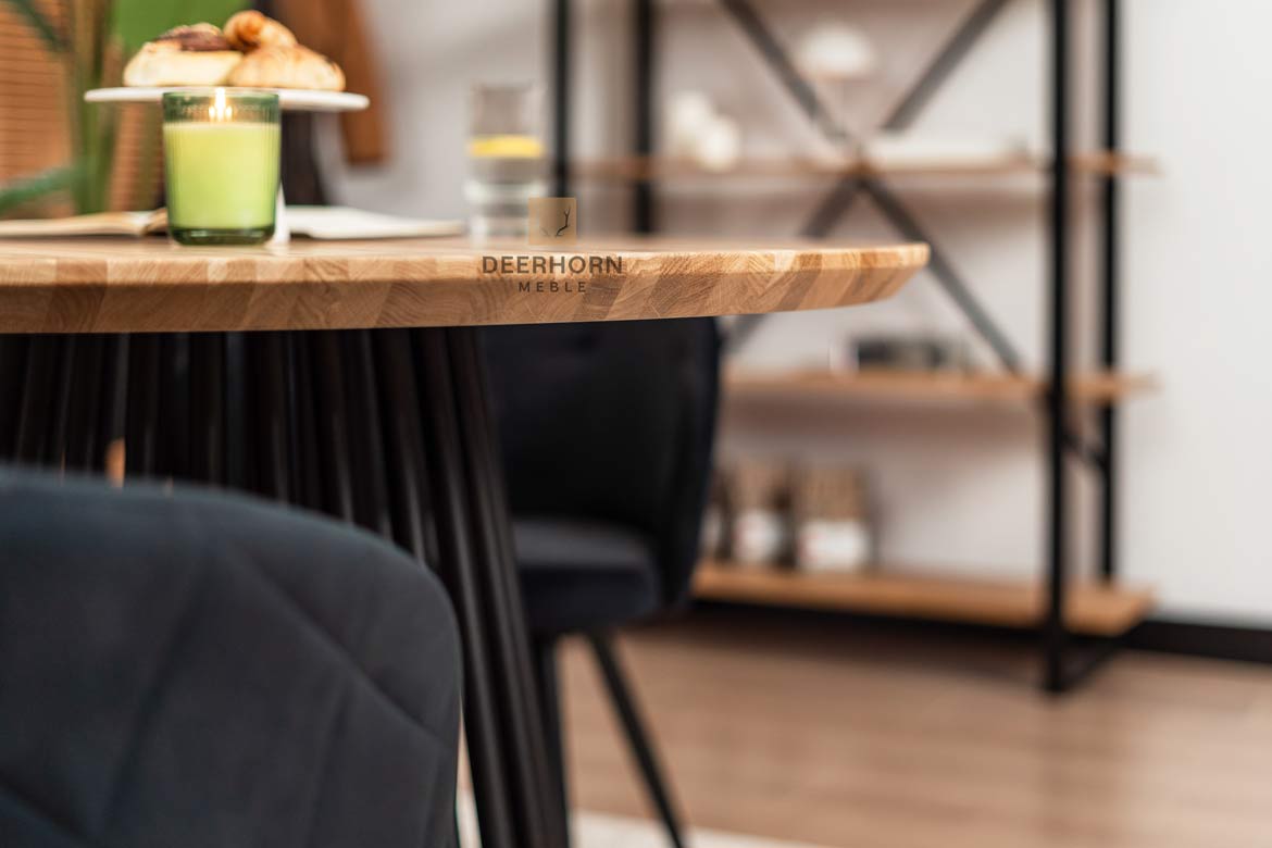 Runder Tisch mit durchbrochenem Metallgestell und Holzplatte