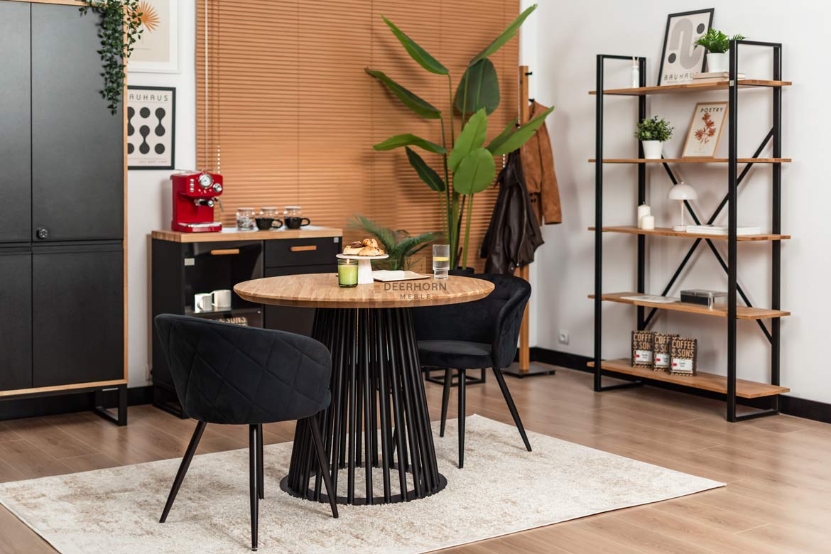 Runder Tisch mit durchbrochenem Metallgestell und Holzplatte