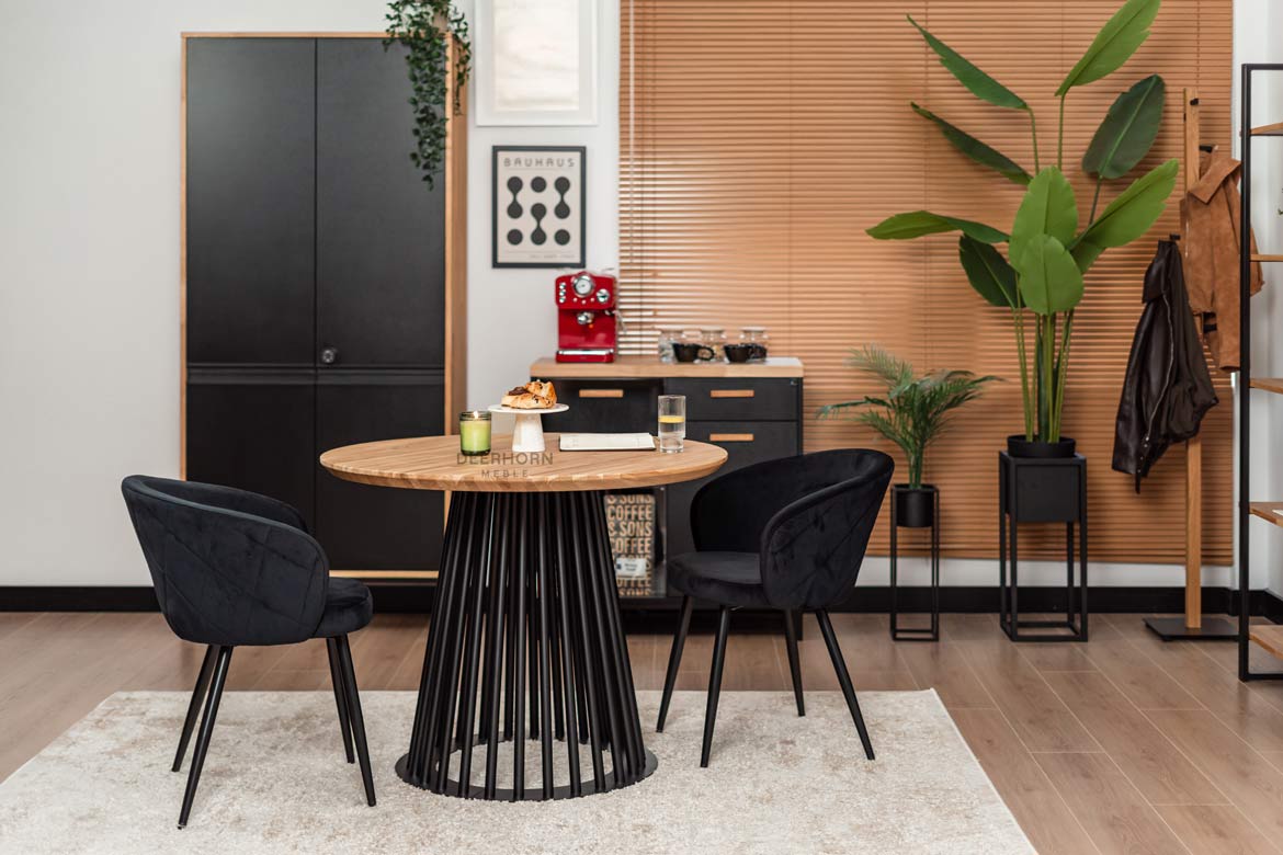 Runder Tisch mit durchbrochenem Metallgestell und Holzplatte