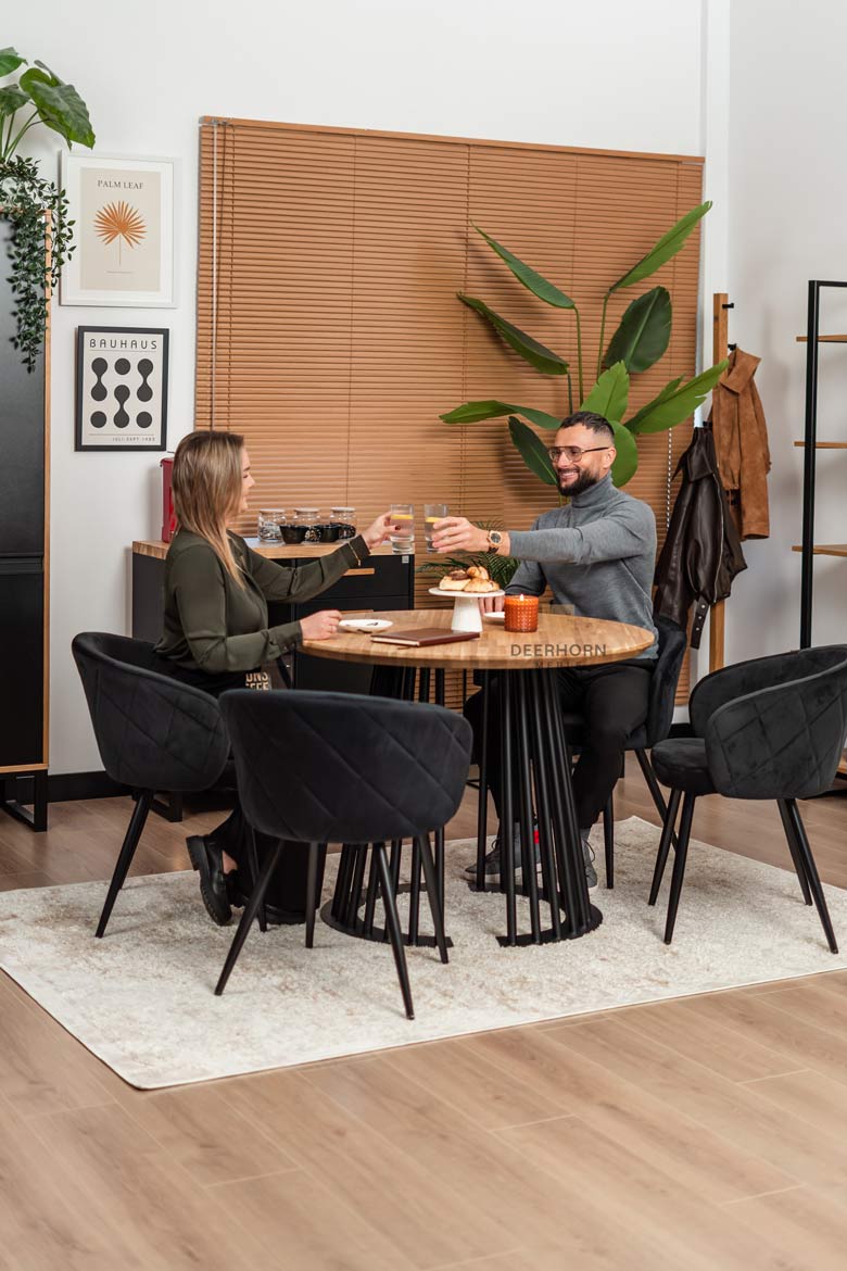 Runder Tisch mit durchbrochenem Metallgestell und Holzplatte