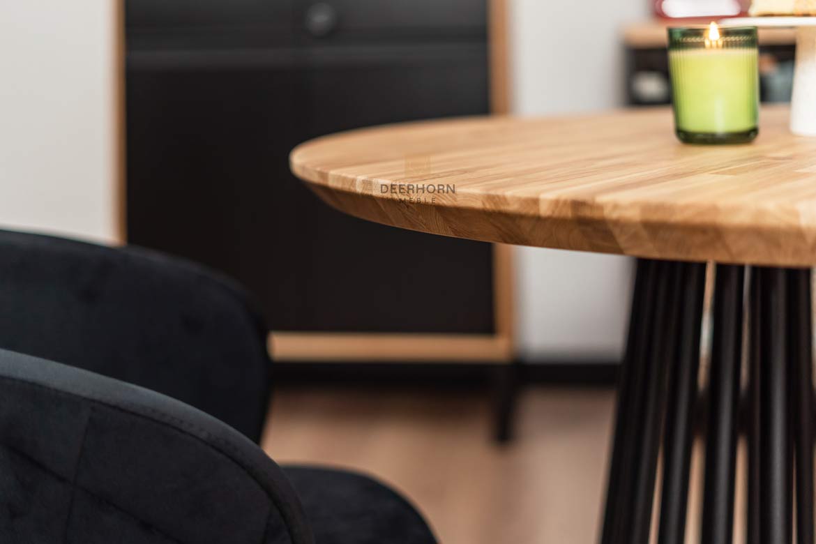 Runder Tisch mit durchbrochenem Metallgestell und Holzplatte