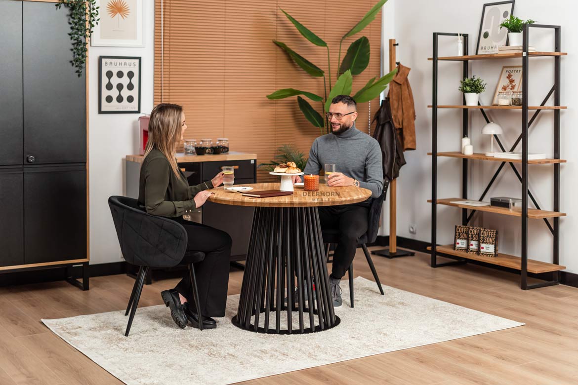Runder Tisch mit durchbrochenem Metallgestell und Holzplatte