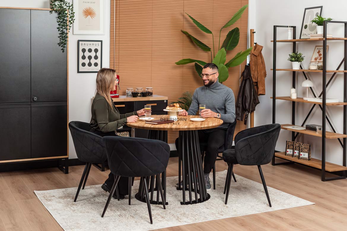 Runder Tisch mit durchbrochenem Metallgestell und Holzplatte