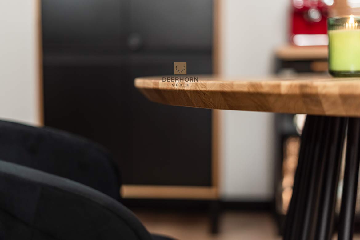 Runder Tisch mit durchbrochenem Metallgestell und Holzplatte