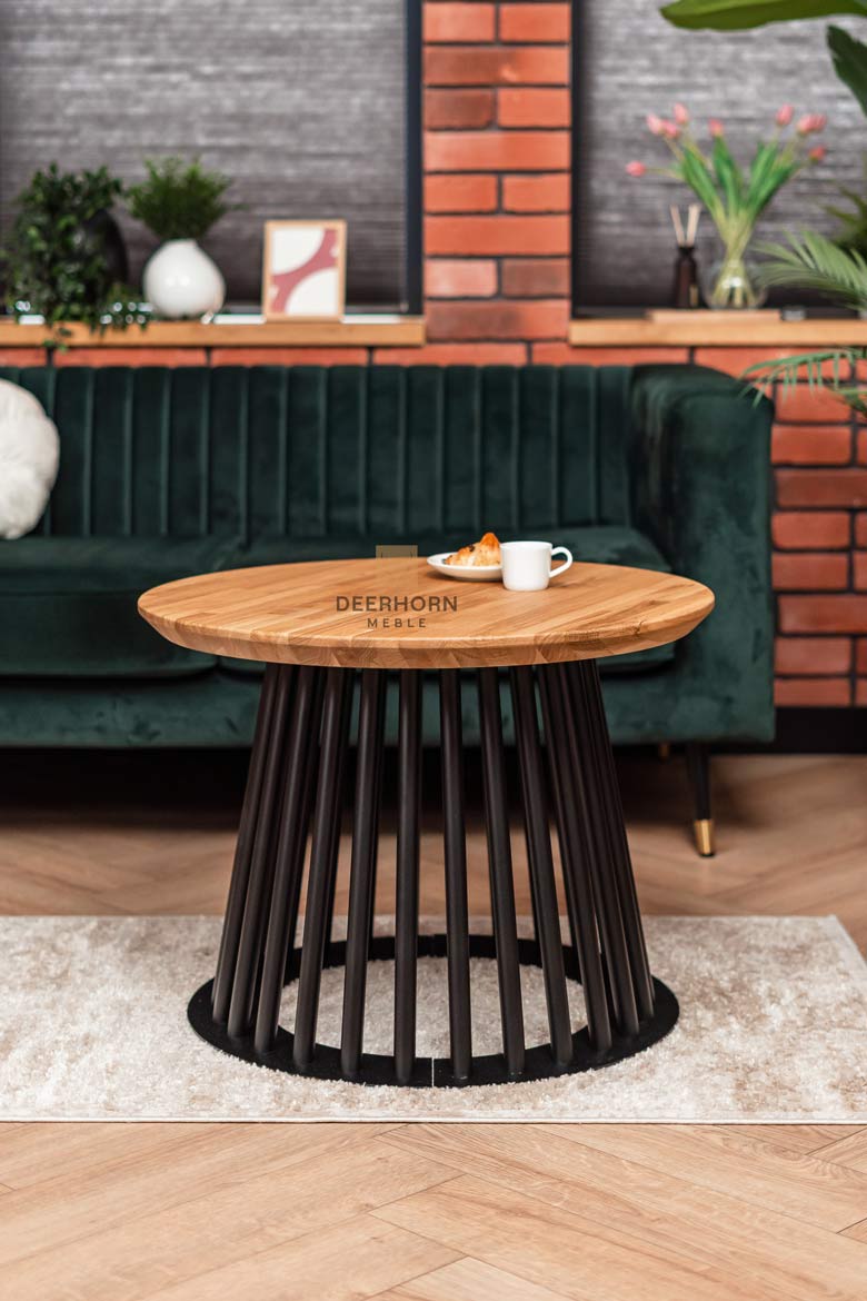 Schwarzer Couchtisch mit durchbrochenem Sockel und Eichenplatte