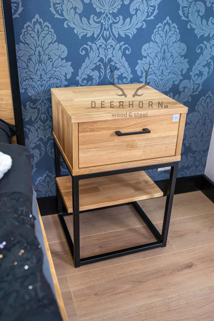 Nachttisch aus Holz und Metall