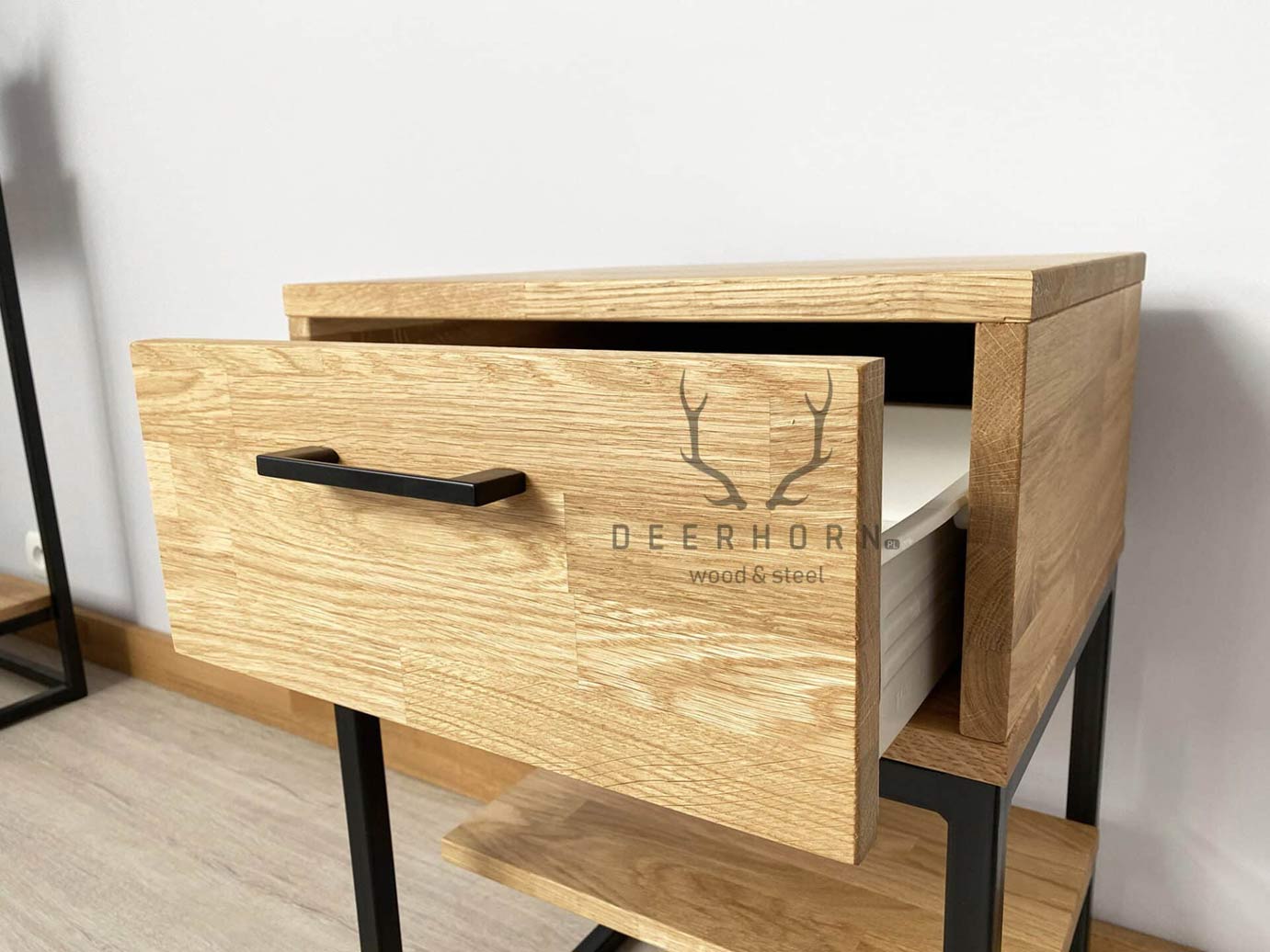 Nachttisch aus Holz und Metall