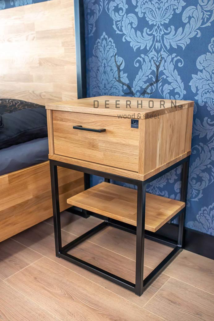 Nachttisch aus Holz und Metall