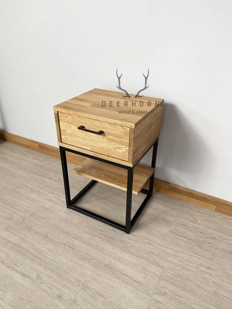 Nachttisch aus Holz und Metall