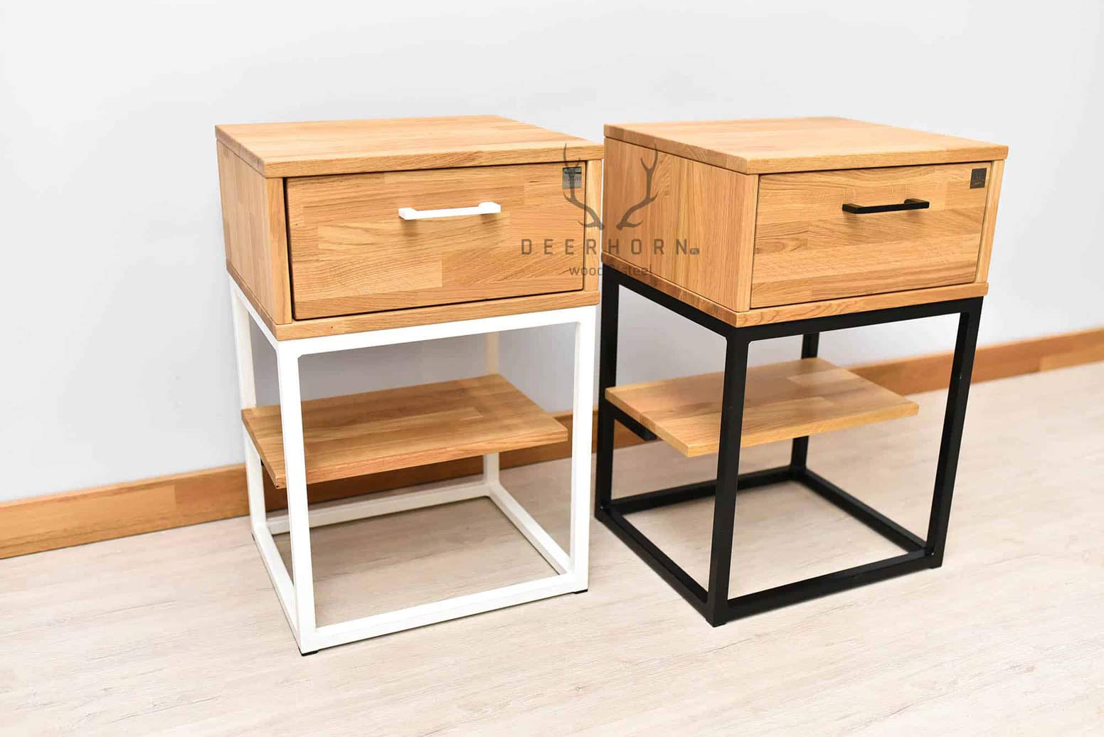 Weißer Nachttisch aus Holz und Metall