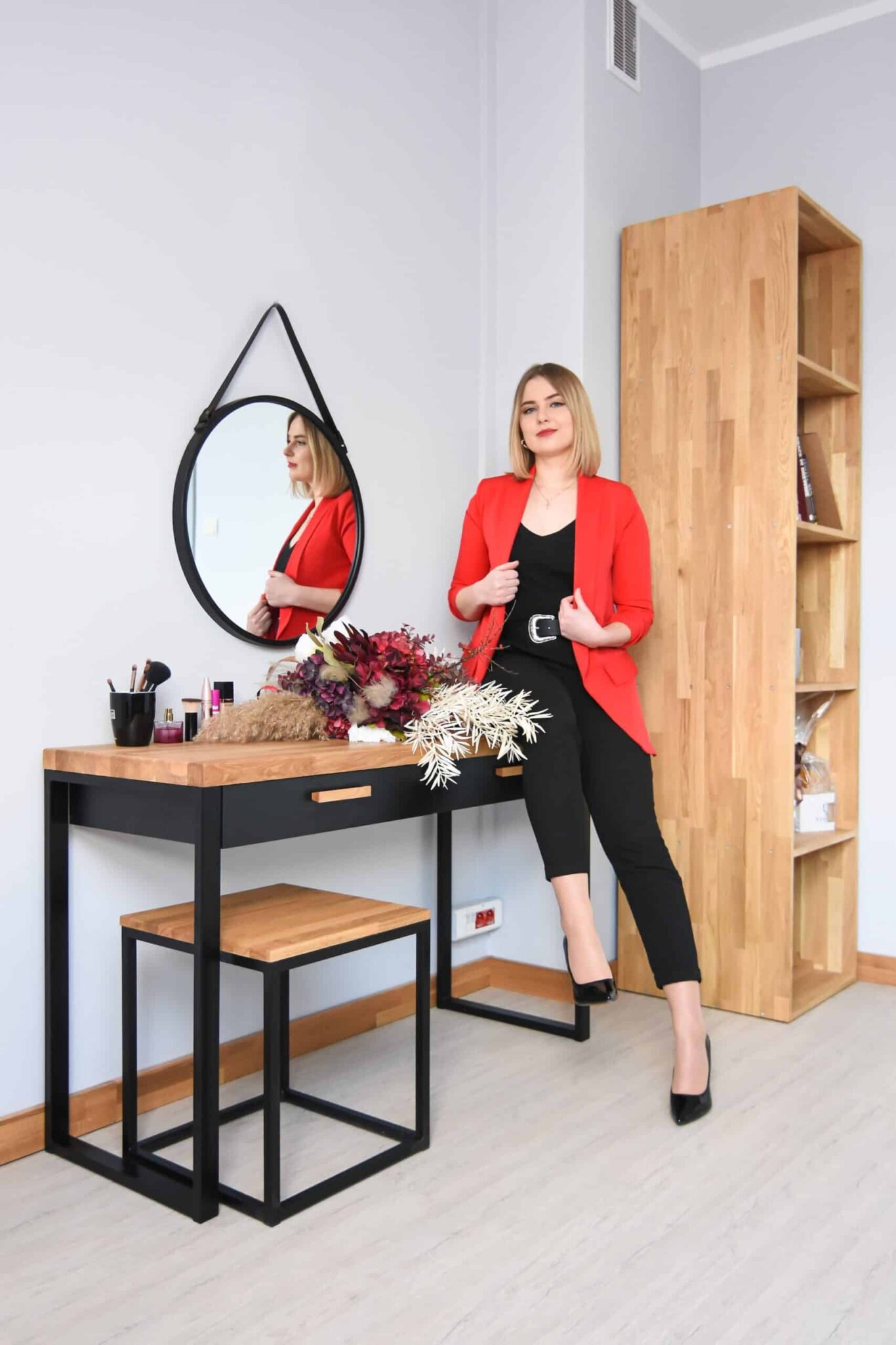 Schminktisch aus Holz und Metall für das Schlafzimmer