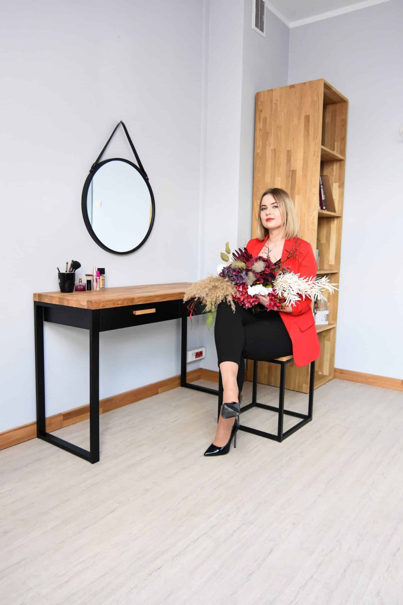 Schminktisch aus Holz und Metall für das Schlafzimmer