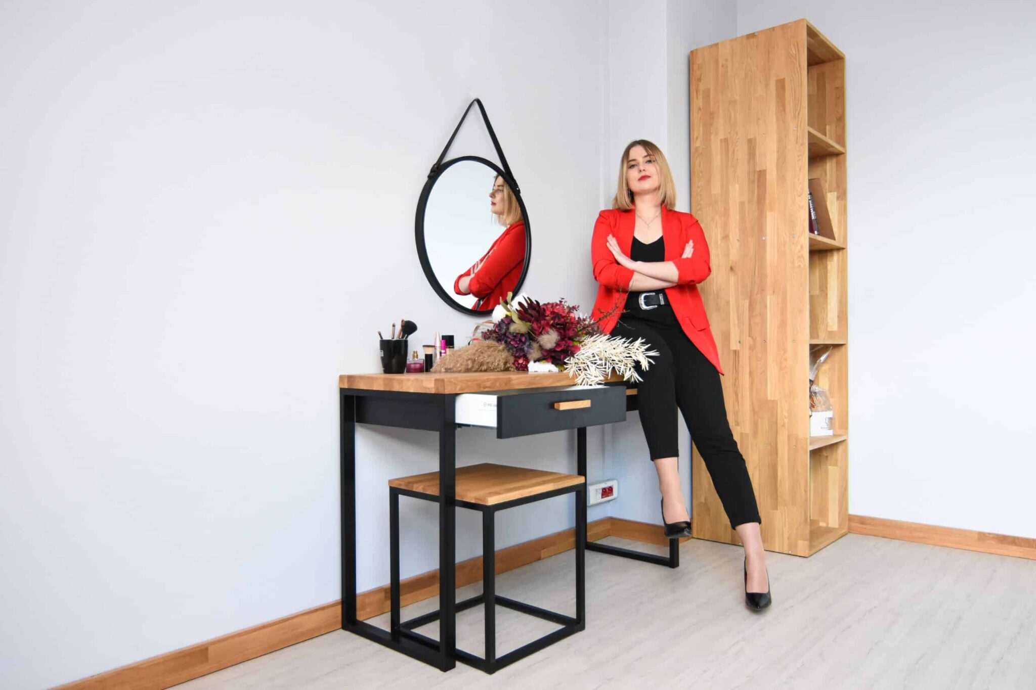 Schminktisch aus Holz und Metall für das Schlafzimmer