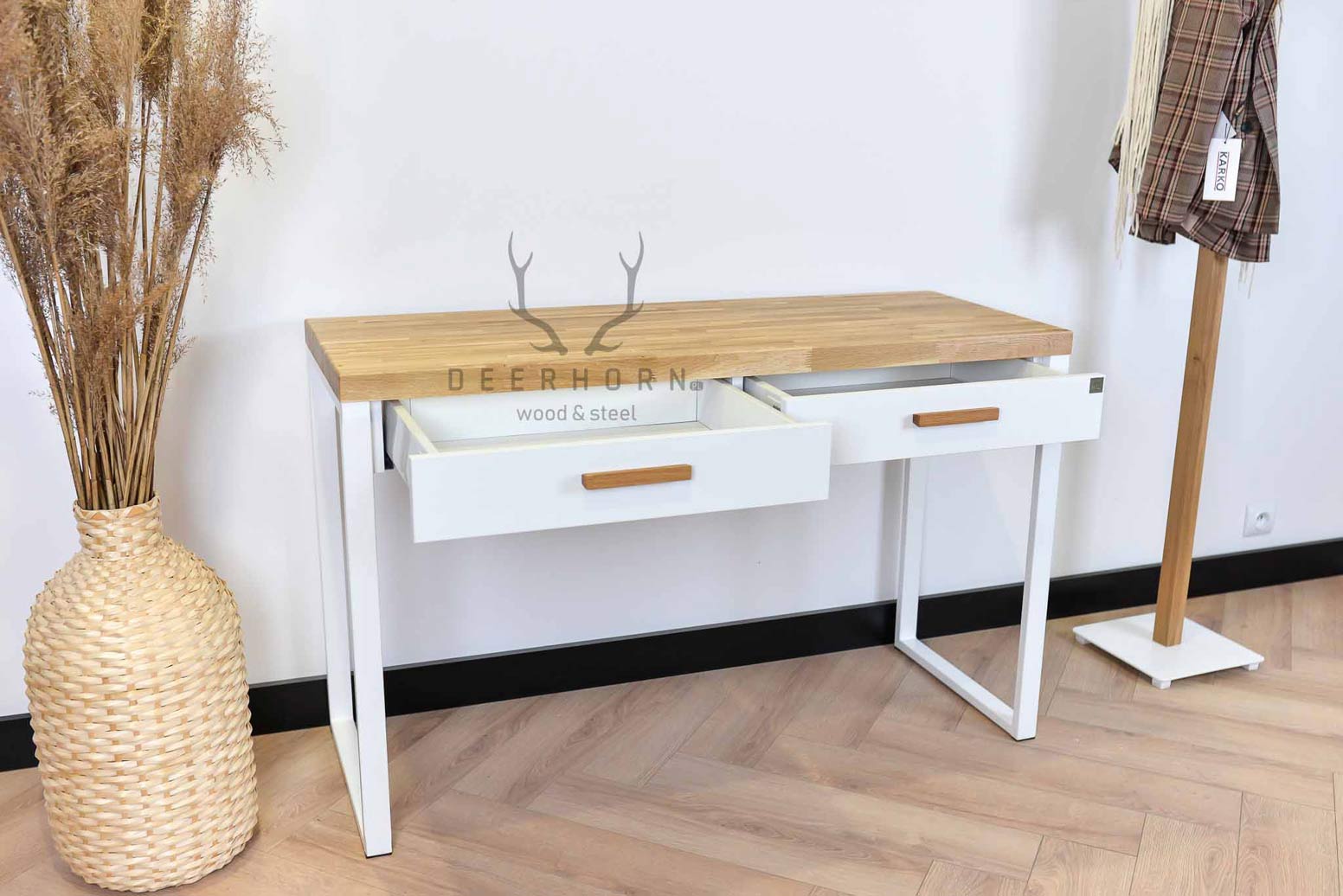 Weißer Schminktisch für das Schlafzimmer mit Holzplatte