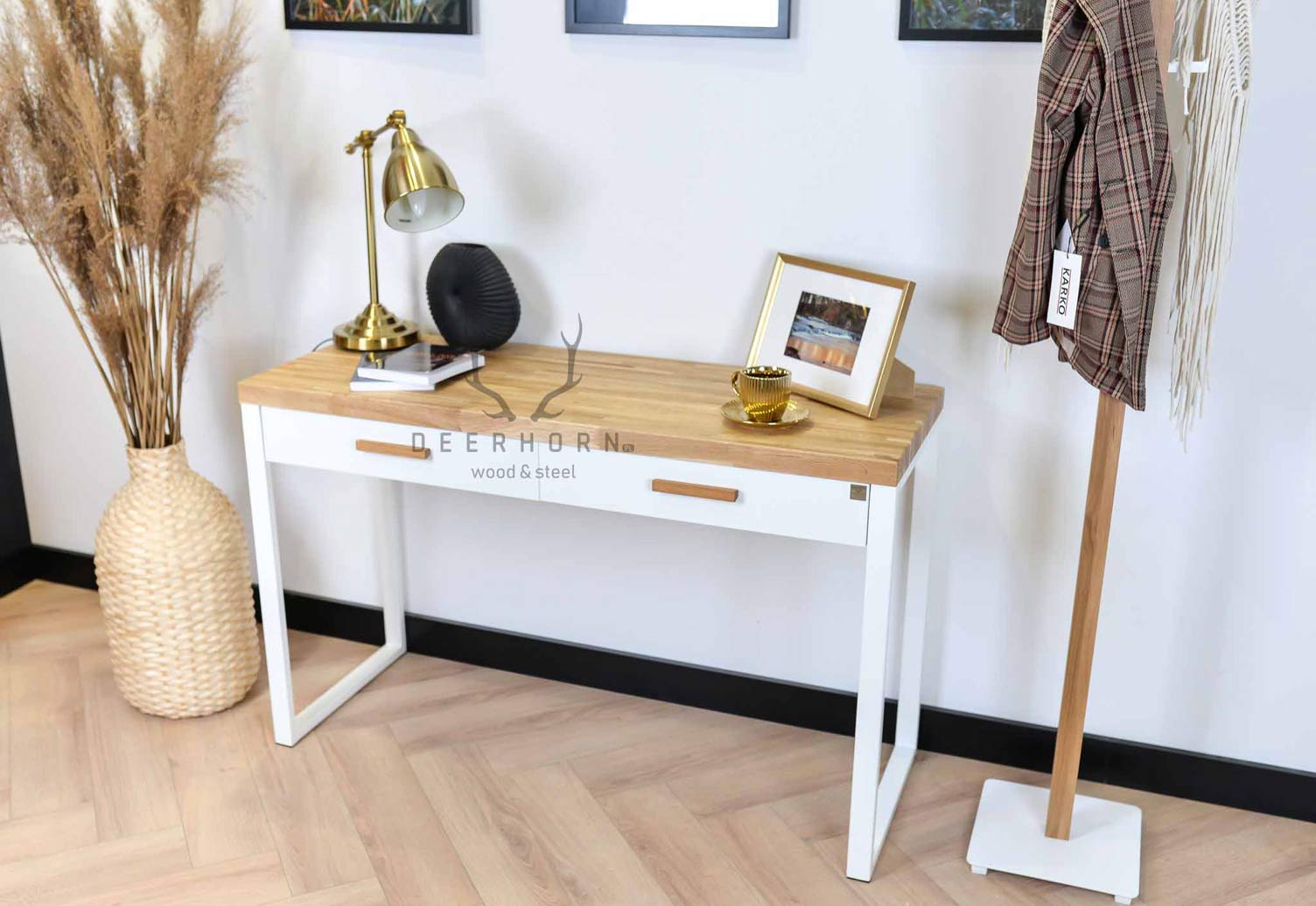 Weißer Schminktisch für das Schlafzimmer mit Holzplatte