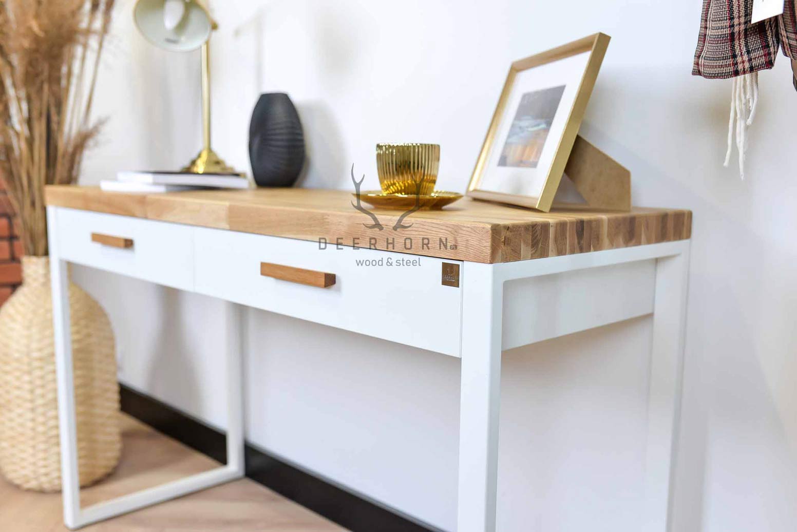 Weißer Schminktisch für das Schlafzimmer mit Holzplatte