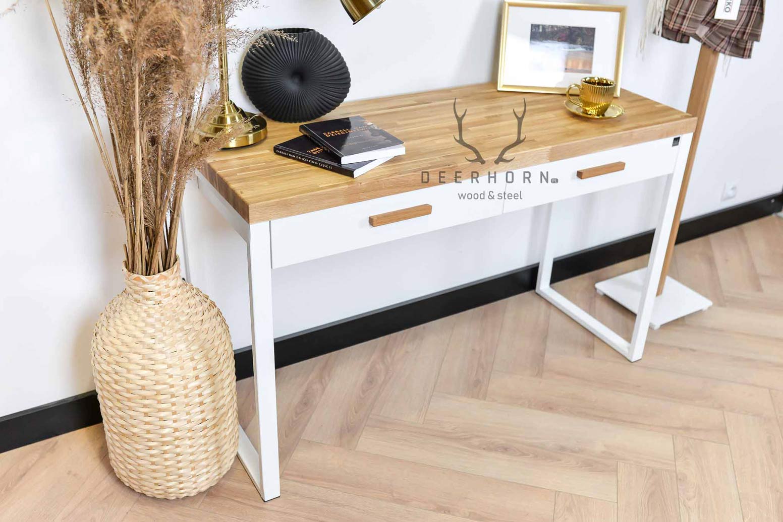 Weißer Schminktisch für das Schlafzimmer mit Holzplatte