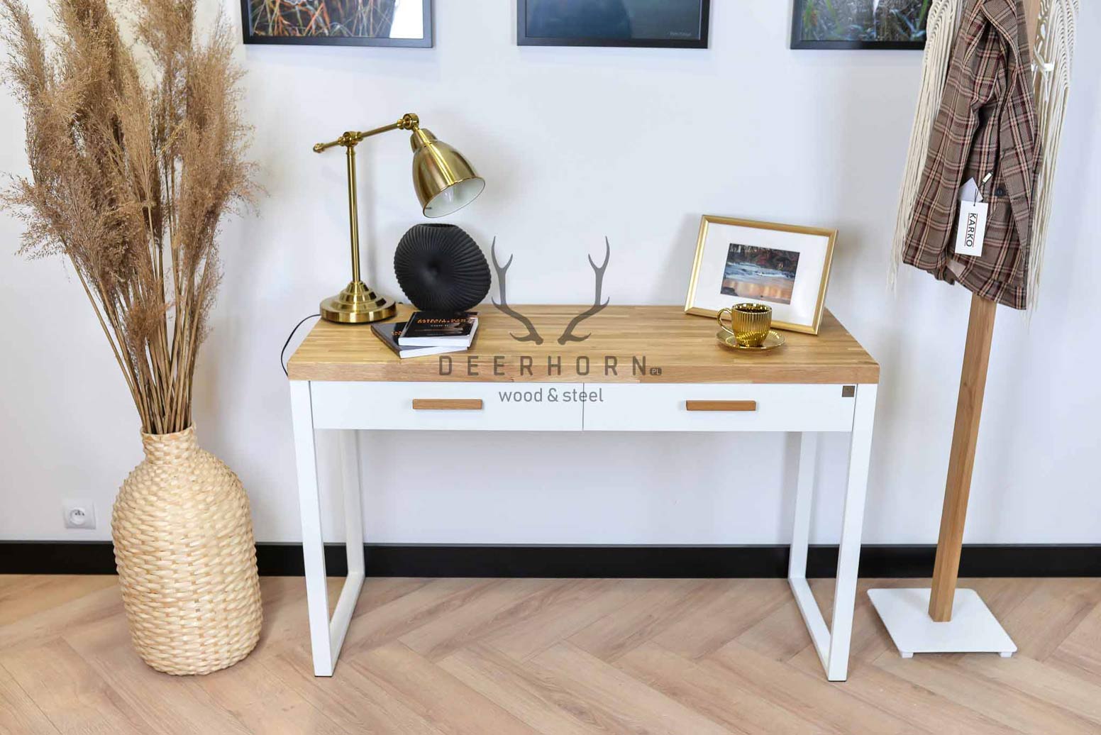 Weißer Schminktisch für das Schlafzimmer mit Holzplatte