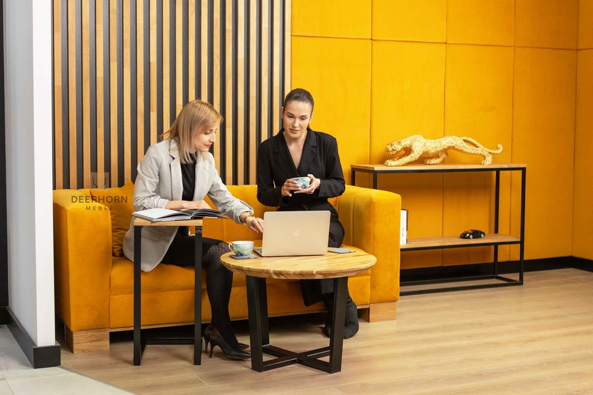 Modernes 3-Sitzer-Sofa, Samt mit Holzbeinen