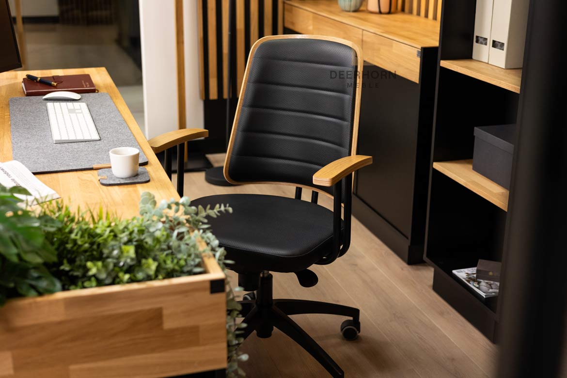 Schreibtischstuhl für das Büro, hergestellt in Polen