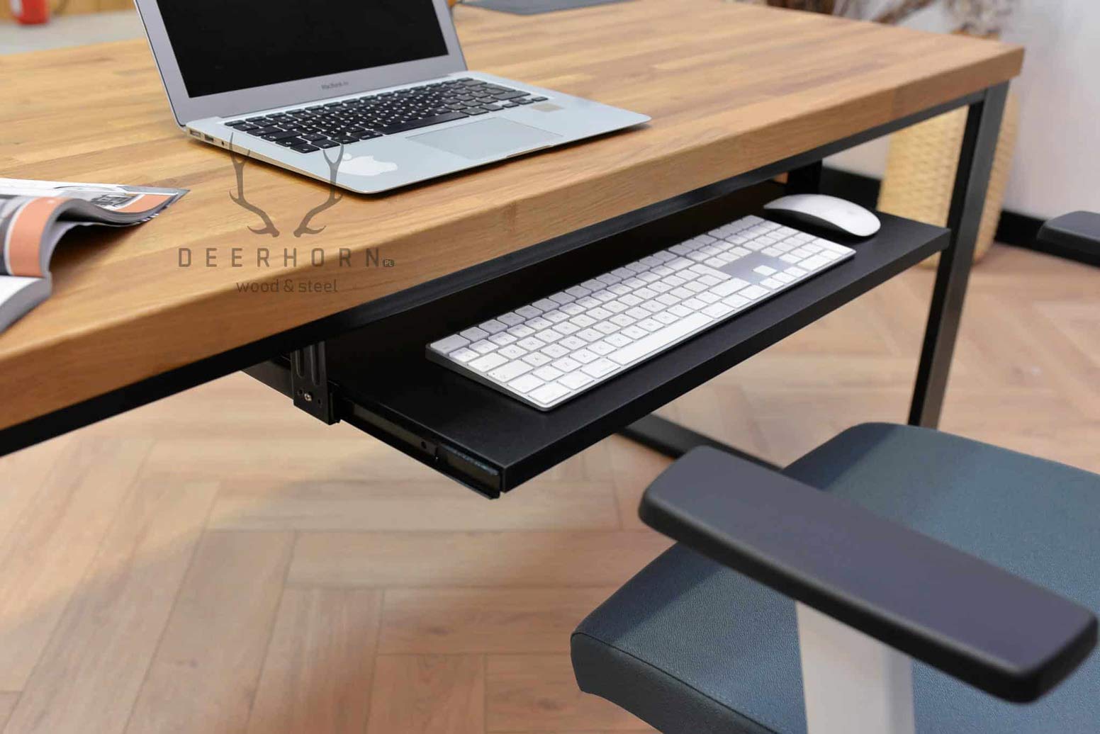 Tastaturablage unter dem Schreibtisch
