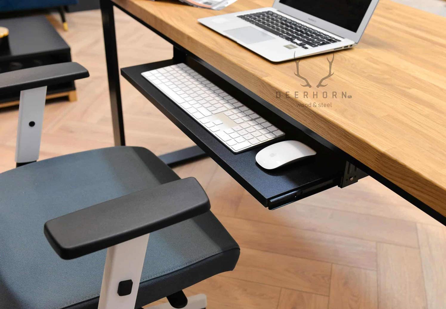 Tastaturablage unter dem Schreibtisch