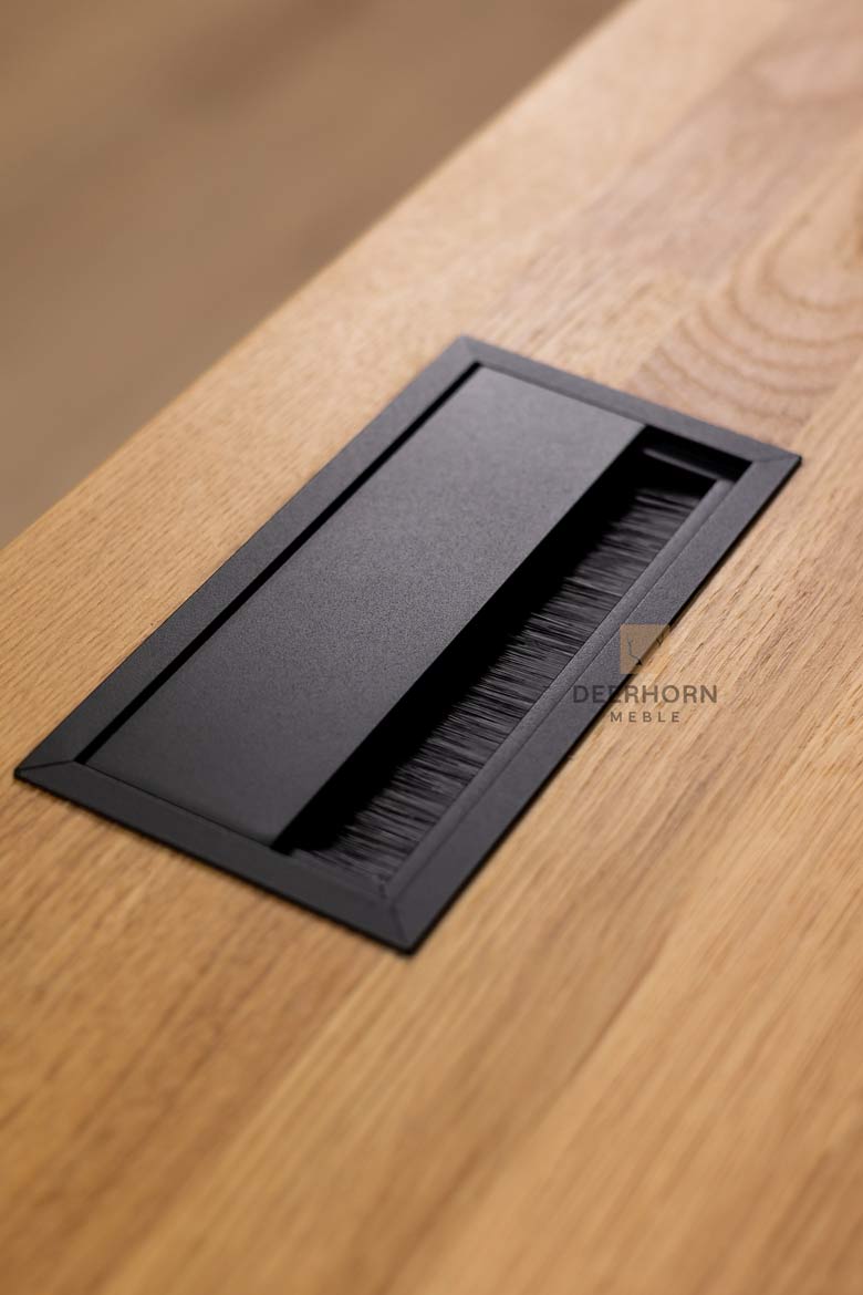 Kabeldurchführung für den Schreibtisch aus Aluminium. Kabeldurchführung für den Schreibtisch 160x80mm