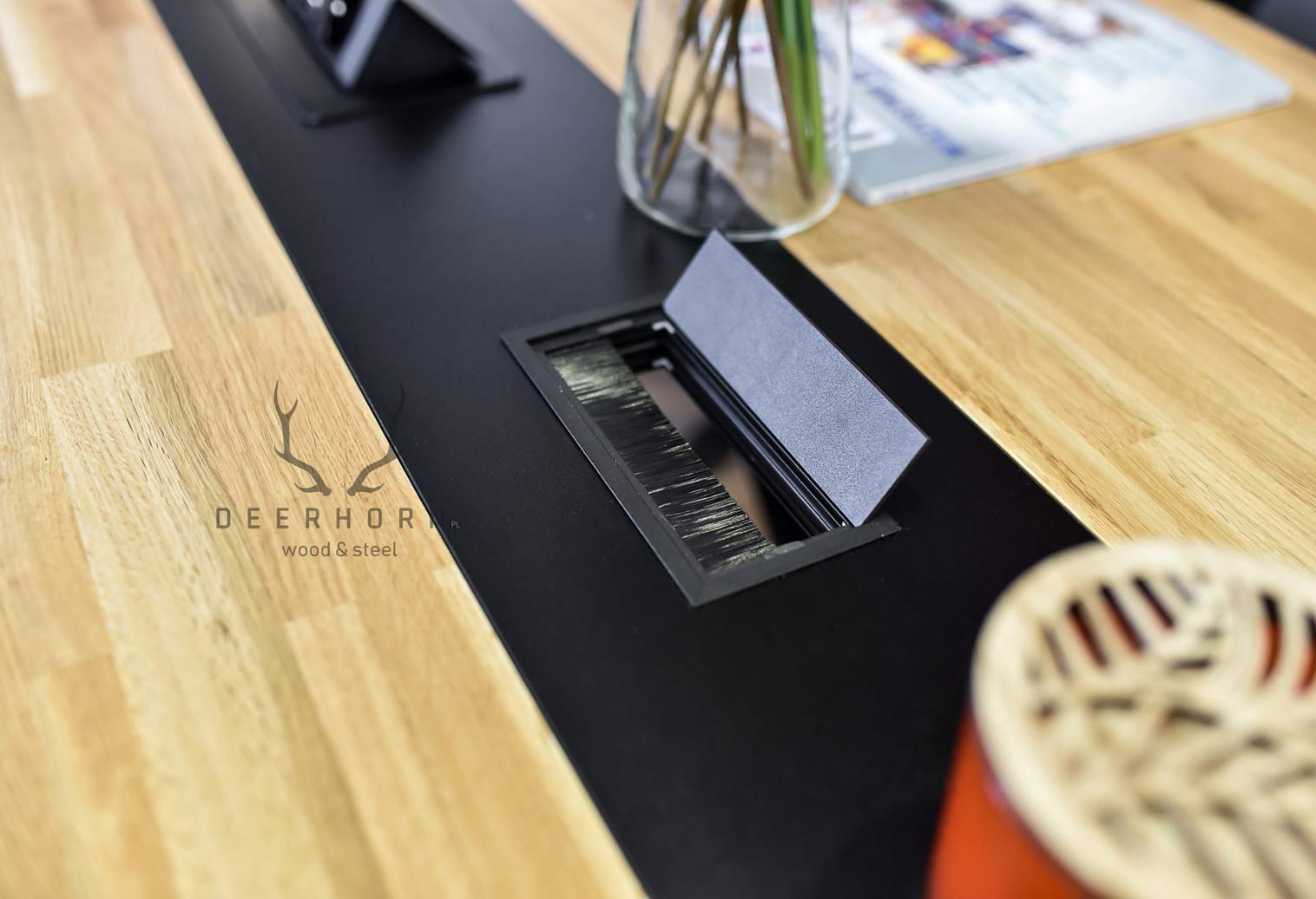 Kabeldurchführung für den Schreibtisch aus Aluminium. Kabeldurchführung für den Schreibtisch 160x80mm