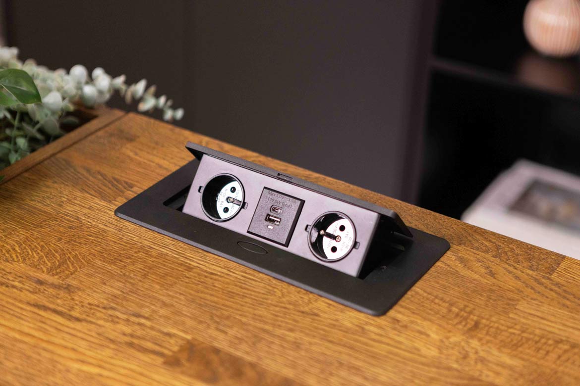 Schwarzes versenktes Tischverlängerungskabel mit USB-C