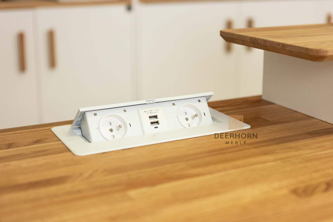 Weißes versenktes Tischverlängerungskabel mit USB-C