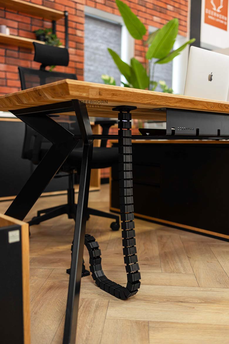 Vertikaler Kabelkanal für den Schreibtisch
