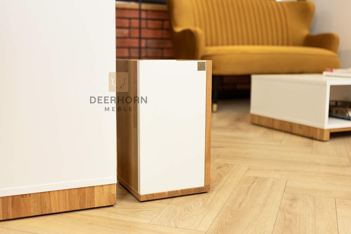 Weißer Büropapierkorb aus Holz und Karton