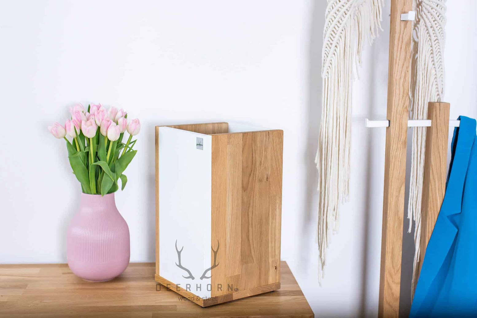 Weißer Büropapierkorb aus Holz und Karton