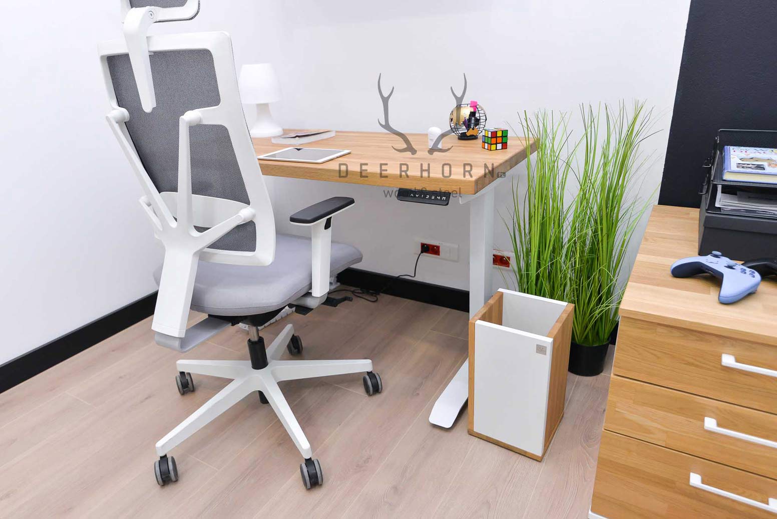 Weißer Büropapierkorb aus Holz und Karton