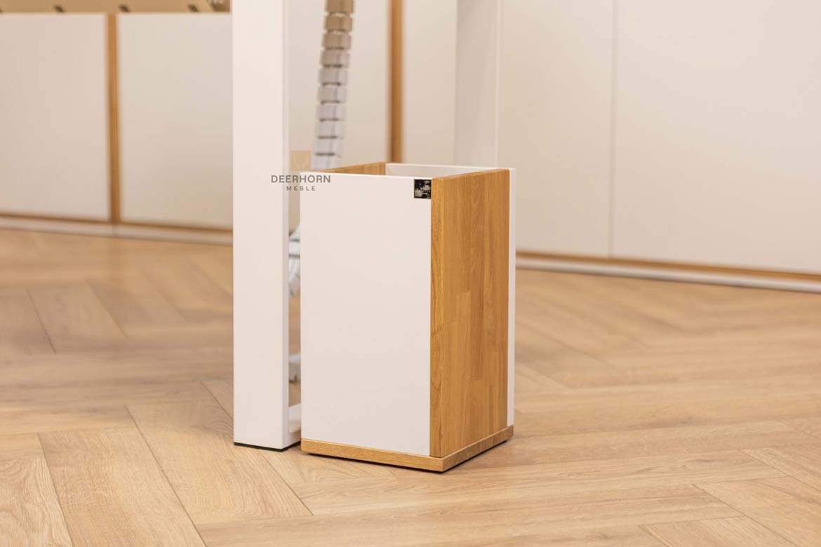 Weißer Büropapierkorb aus Holz und Karton