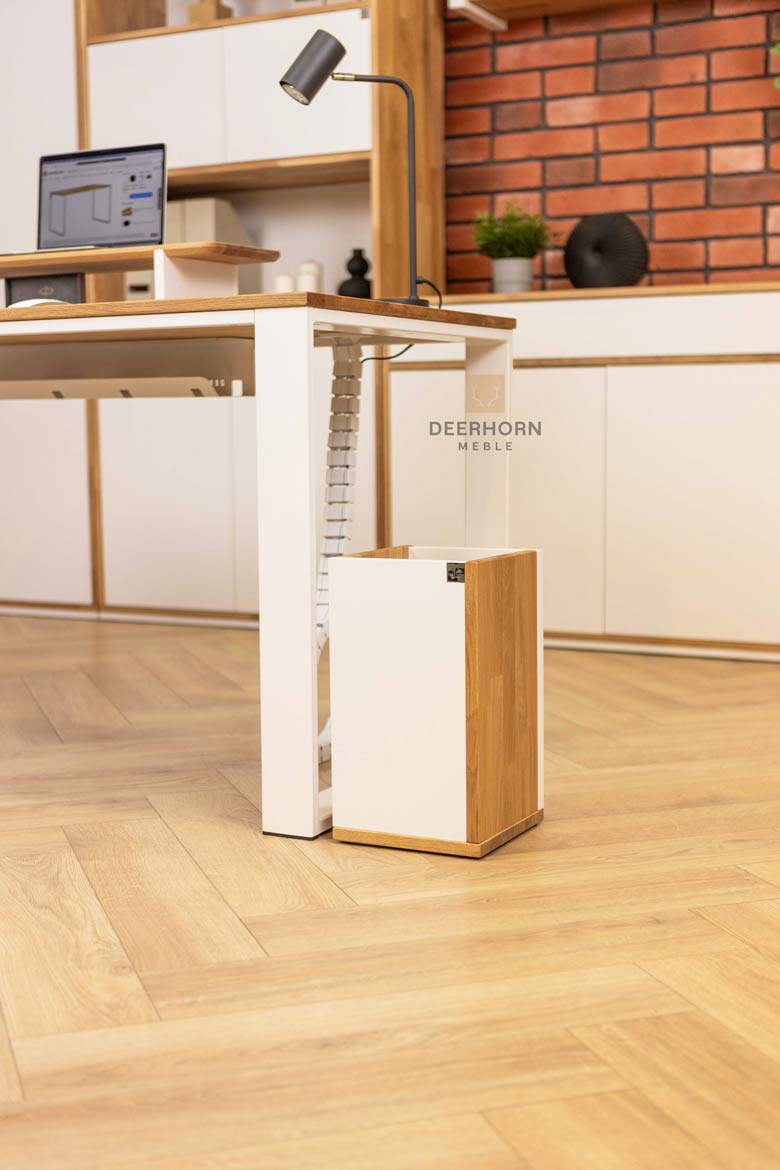 Weißer Büropapierkorb aus Holz und Karton