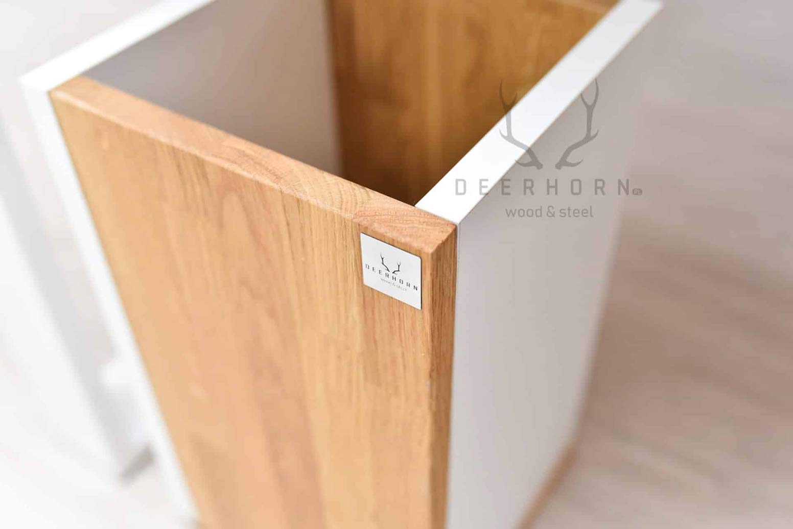 Weißer Büropapierkorb aus Holz und Karton