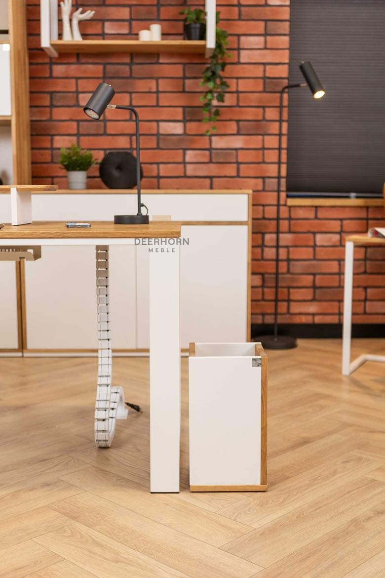 Weißer Büropapierkorb aus Holz und Karton