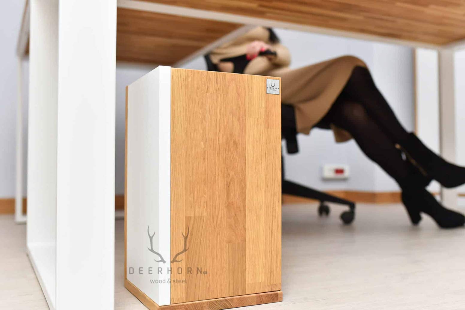 Weißer Büropapierkorb aus Holz und Karton