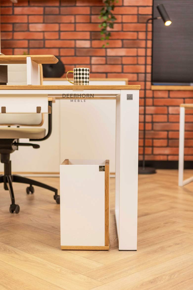 Weißer Büropapierkorb aus Holz und Karton