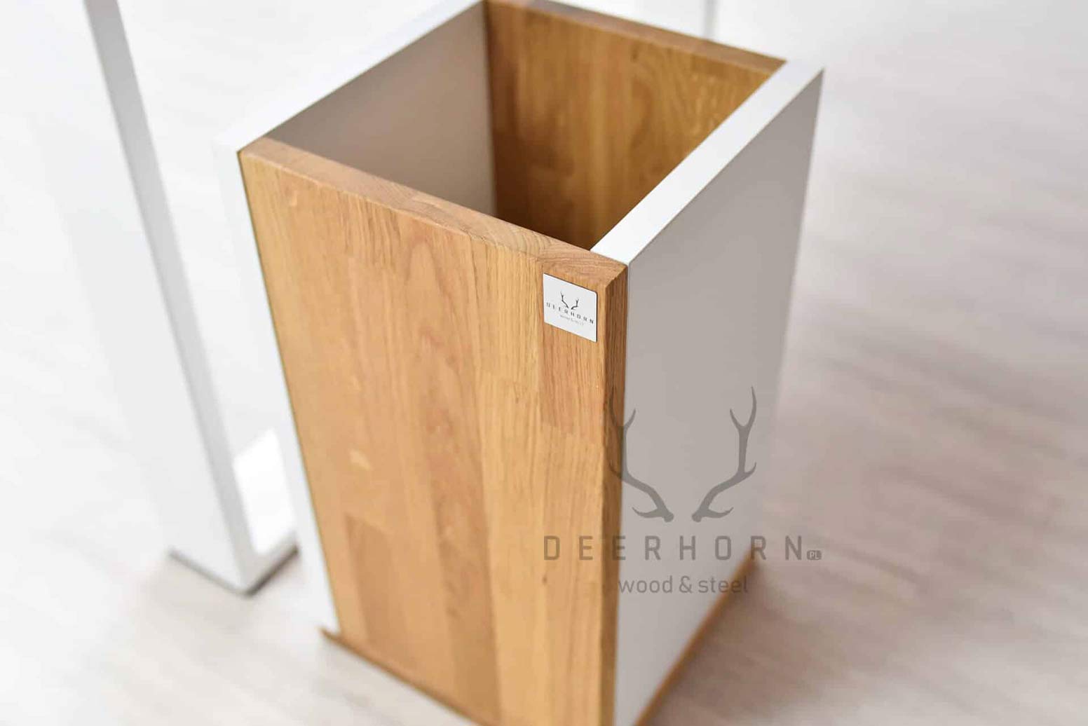 Weißer Büropapierkorb aus Holz und Karton