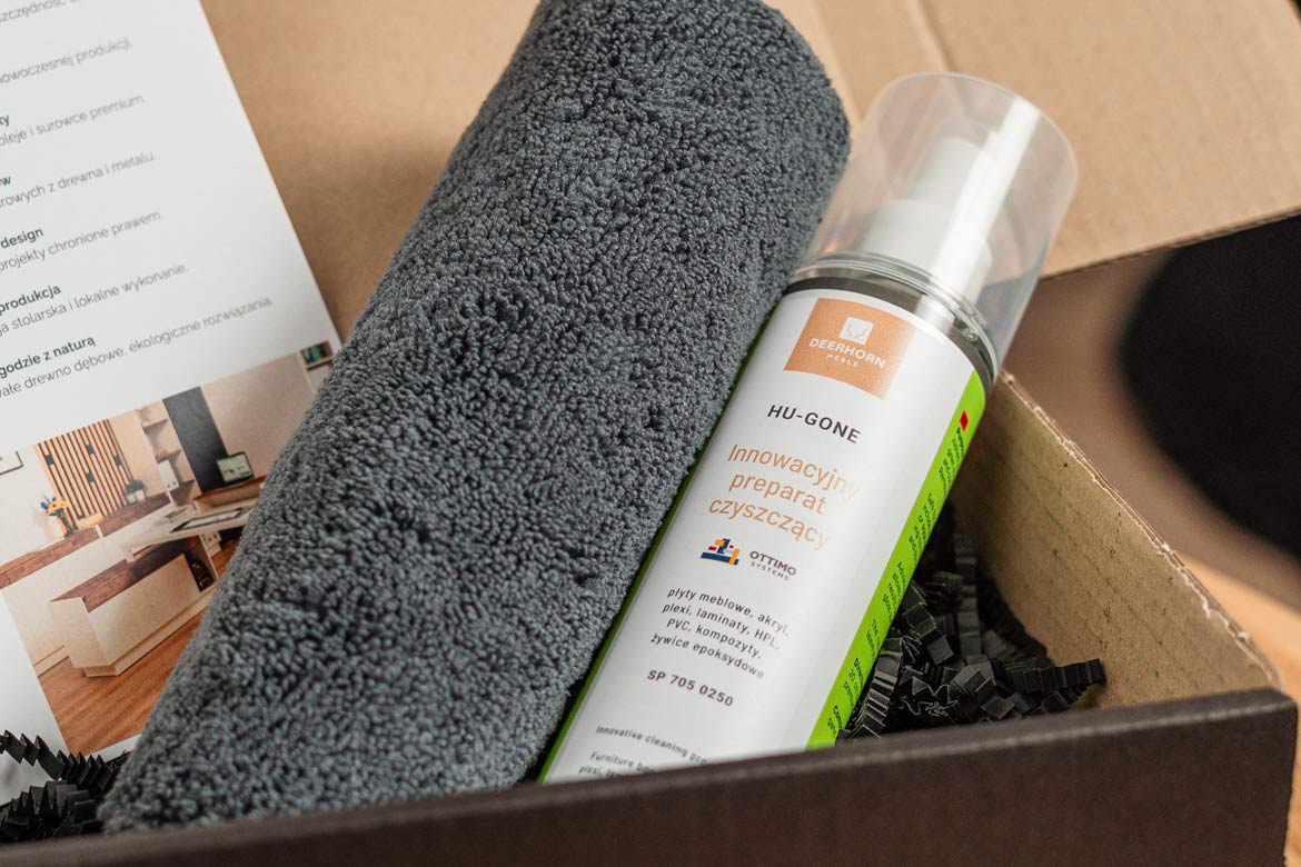 Möbelreinigungsset mit Flüssigkeit und weichem Tuch