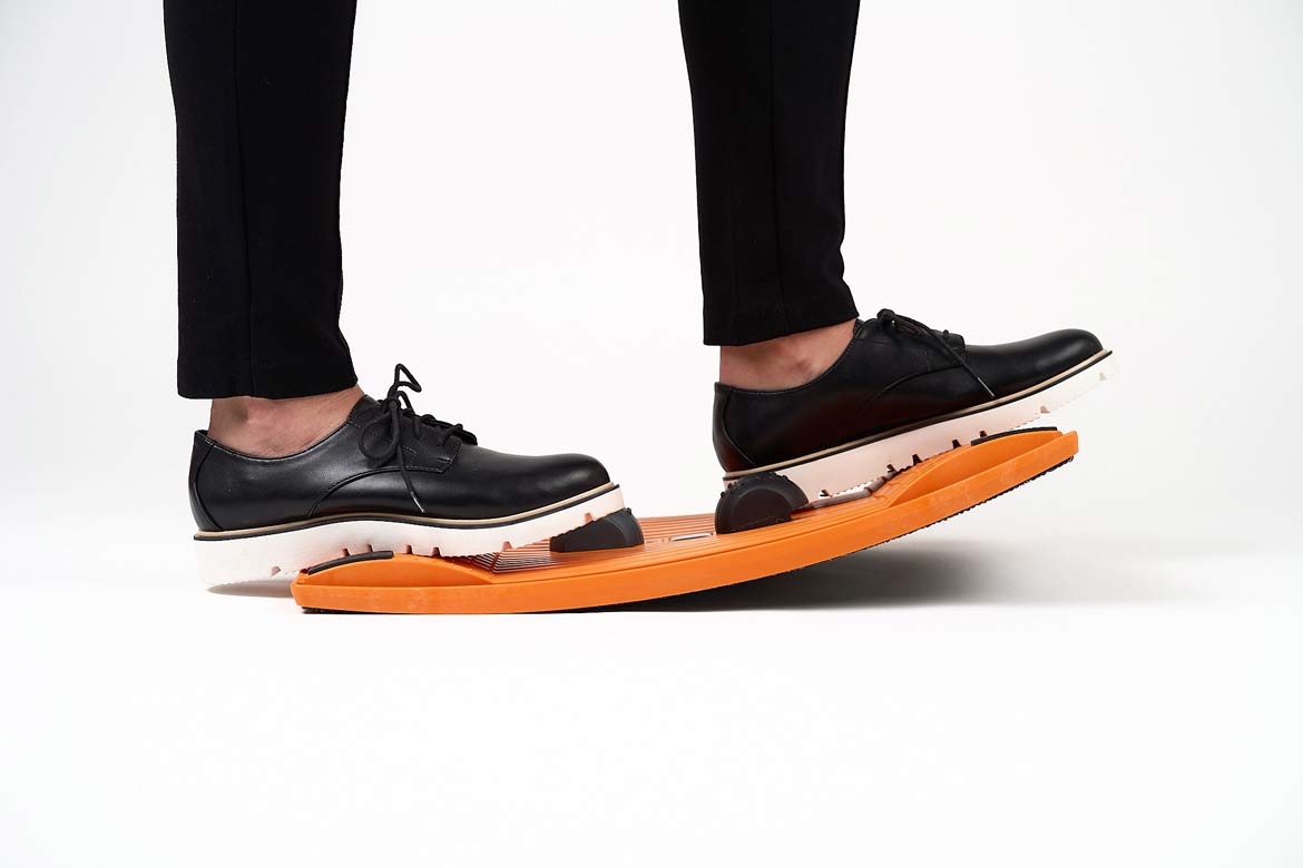 GYMBA Balance Board Fußstützen im Stehen und Sitzen