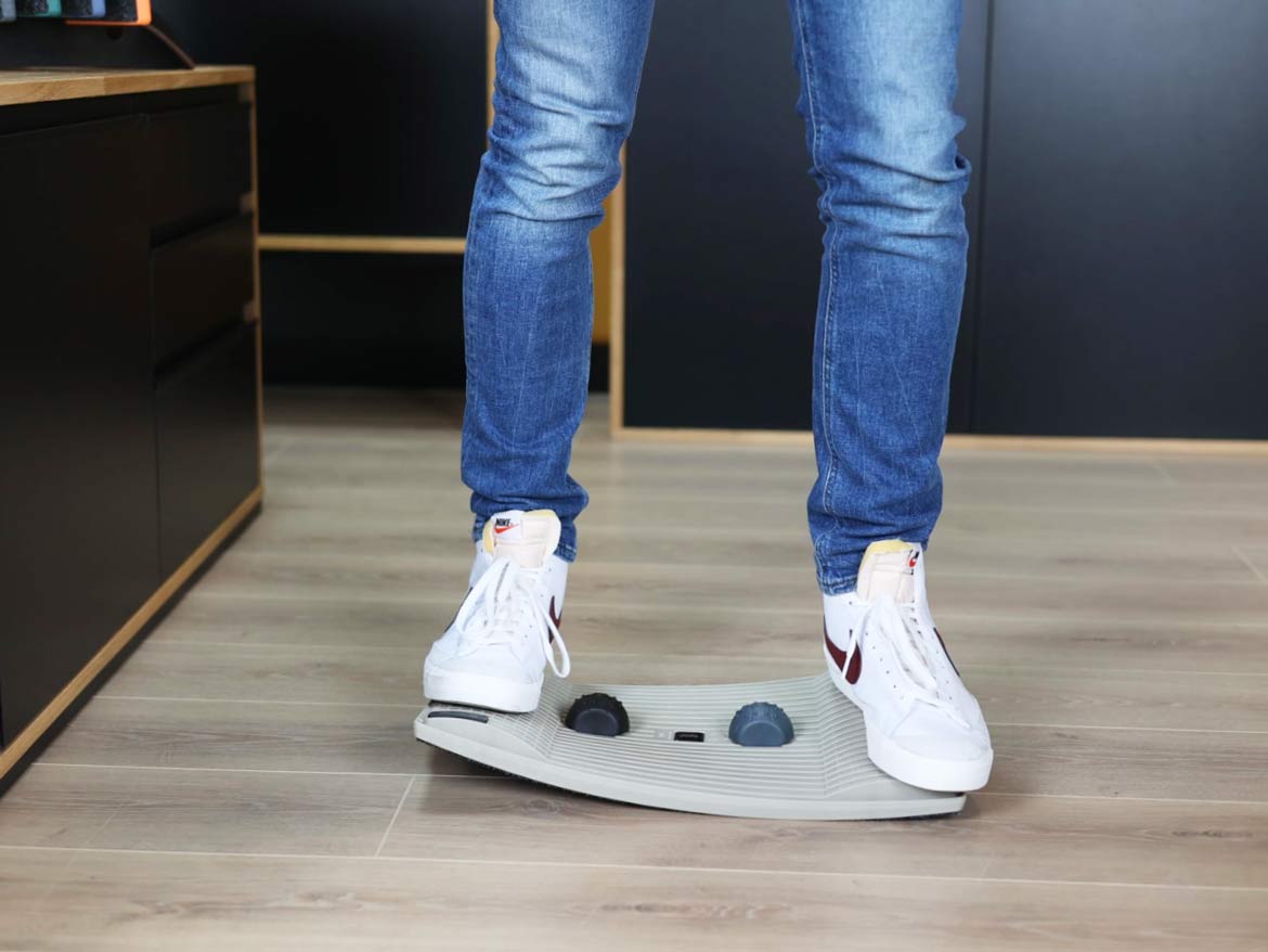 GYMBA Balance Board Fußstützen im Stehen und Sitzen