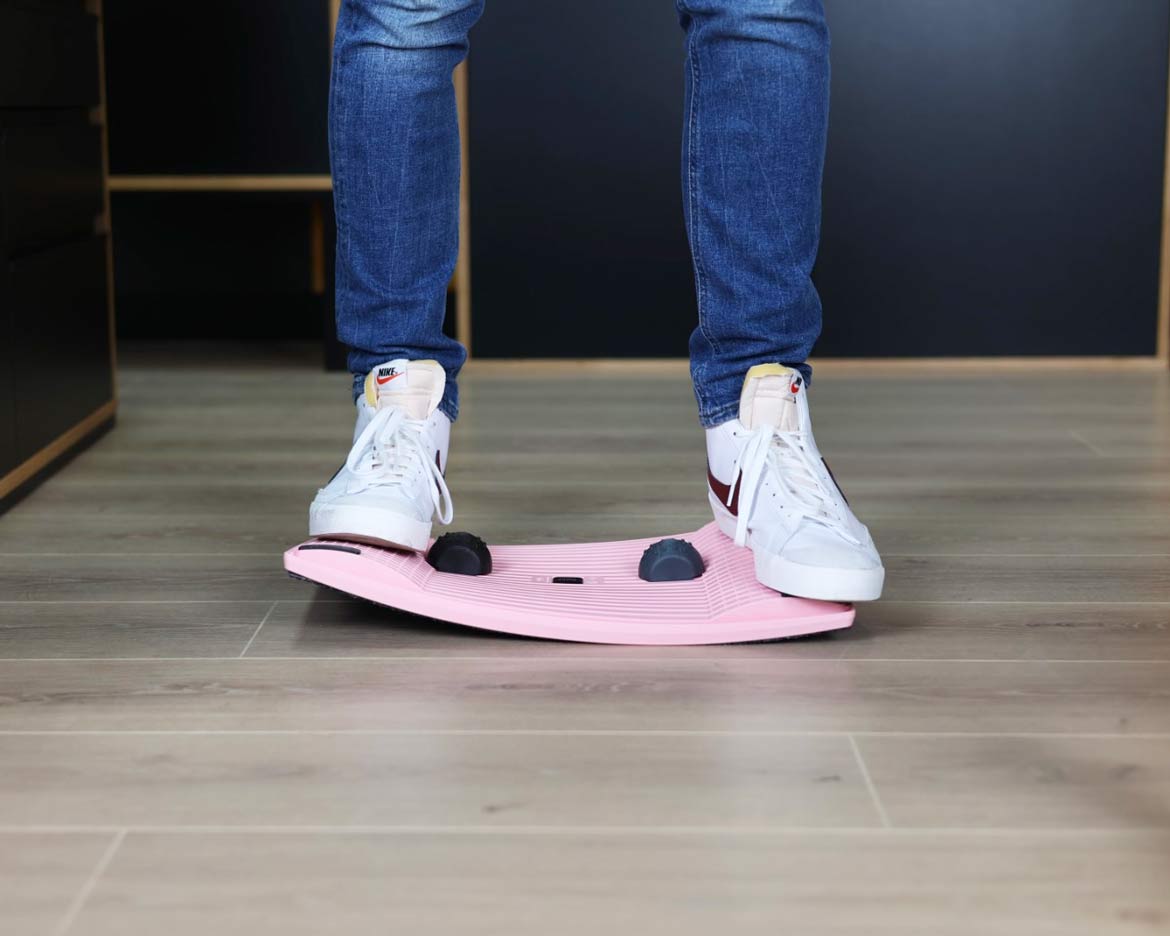 GYMBA Balance Board Fußstützen im Stehen und Sitzen